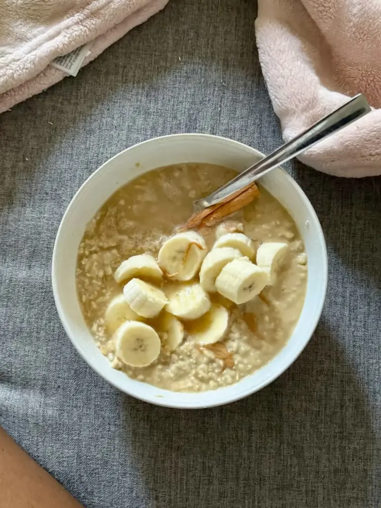 Oatmeal with banana slices